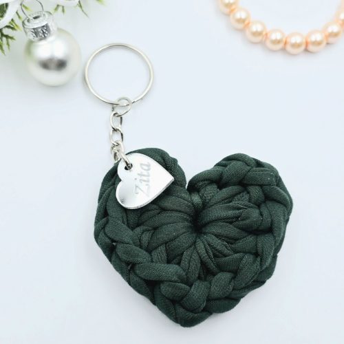 Horgolt szív kulcstartó gravírozott medállal, egyedi karácsonyi ajándékkártyán- 10 (több szín)