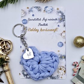   Horgolt szív kulcstartó gravírozott medállal, egyedi karácsonyi ajándékkártyán- 11 (több szín)