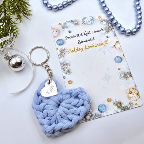 Horgolt szív kulcstartó gravírozott medállal, egyedi karácsonyi ajándékkártyán- 11 (több szín)