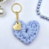Horgolt szív kulcstartó gravírozott medállal, egyedi karácsonyi ajándékkártyán- 11 (több szín)
