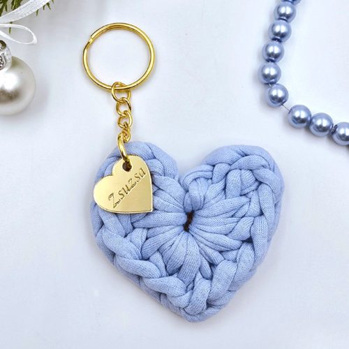 Horgolt szív kulcstartó gravírozott medállal, egyedi karácsonyi ajándékkártyán- 11 (több szín)