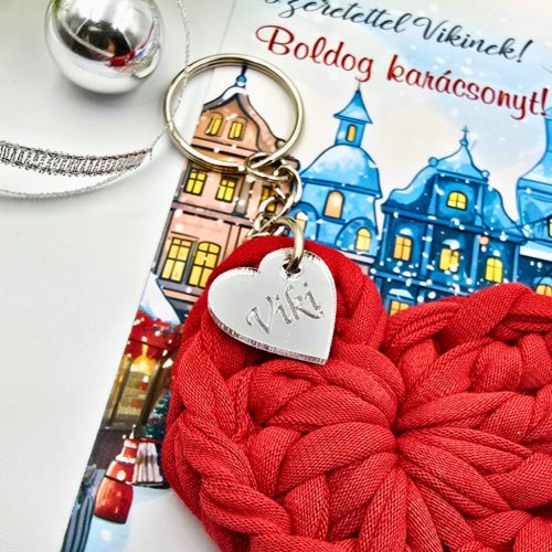 Horgolt szív kulcstartó gravírozott medállal, egyedi karácsonyi ajándékkártyán- 12 (több szín)
