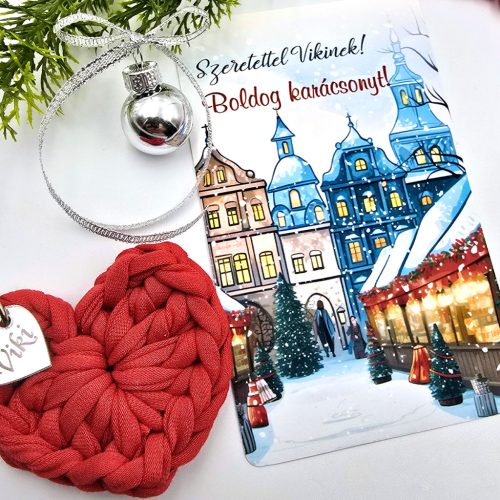 Horgolt szív kulcstartó gravírozott medállal, egyedi karácsonyi ajándékkártyán- 12 (több szín)