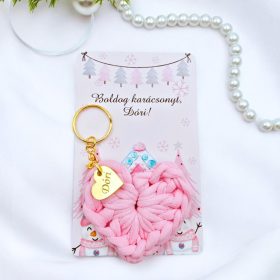   Horgolt szív kulcstartó gravírozott medállal, egyedi karácsonyi ajándékkártyán- 13 (több szín)