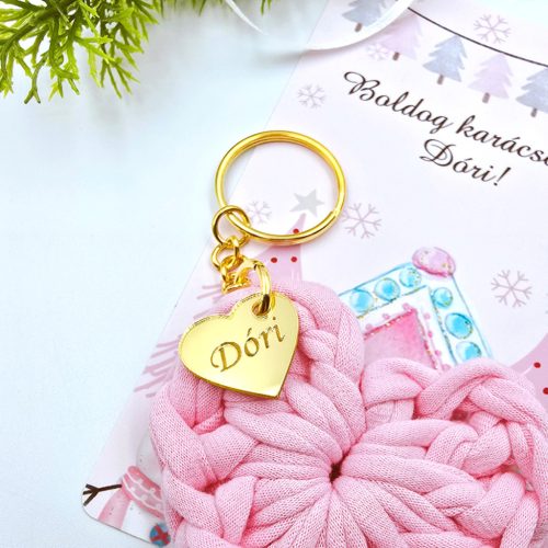 Horgolt szív kulcstartó gravírozott medállal, egyedi karácsonyi ajándékkártyán- 13 (több szín)