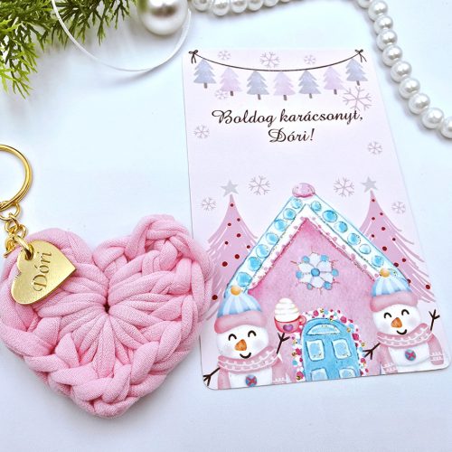 Horgolt szív kulcstartó gravírozott medállal, egyedi karácsonyi ajándékkártyán- 13 (több szín)