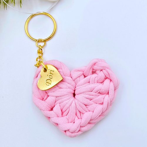Horgolt szív kulcstartó gravírozott medállal, egyedi karácsonyi ajándékkártyán- 13 (több szín)