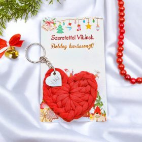   Horgolt szív kulcstartó gravírozott medállal, egyedi karácsonyi ajándékkártyán- 14 (több szín)