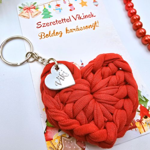 Horgolt szív kulcstartó gravírozott medállal, egyedi karácsonyi ajándékkártyán- 14 (több szín)