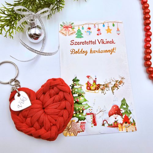 Horgolt szív kulcstartó gravírozott medállal, egyedi karácsonyi ajándékkártyán- 14 (több szín)