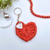 Horgolt szív kulcstartó gravírozott medállal, egyedi karácsonyi ajándékkártyán- 14 (több szín)