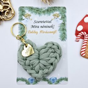   Horgolt szív kulcstartó gravírozott medállal, egyedi karácsonyi ajándékkártyán- 15 (több szín)