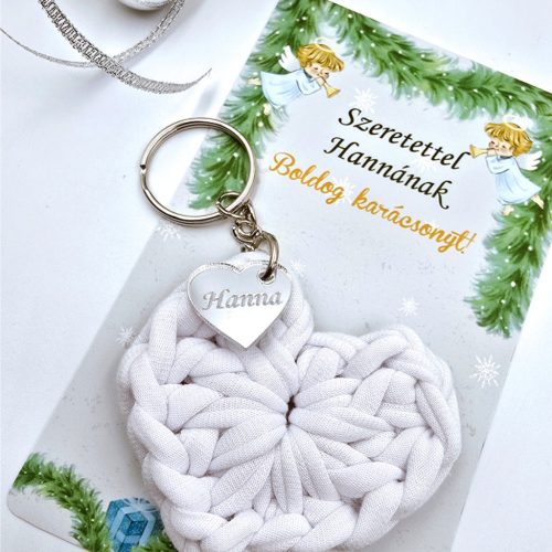 Horgolt szív kulcstartó gravírozott medállal, egyedi karácsonyi ajándékkártyán- 15 (több szín)