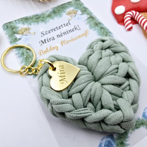 Horgolt szív kulcstartó gravírozott medállal, egyedi karácsonyi ajándékkártyán- 15 (több szín)