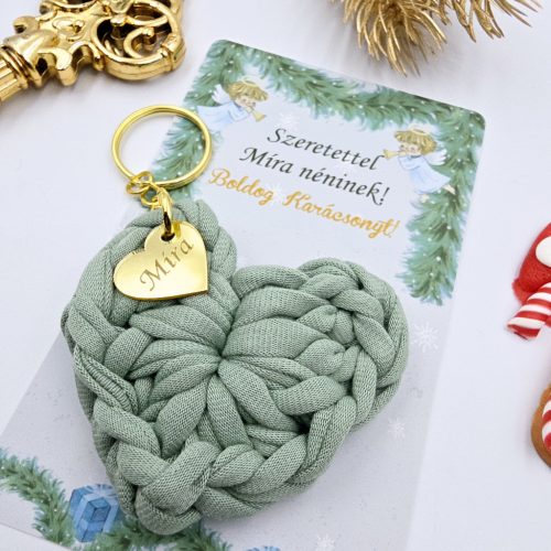 Horgolt szív kulcstartó gravírozott medállal, egyedi karácsonyi ajándékkártyán- 15 (több szín)