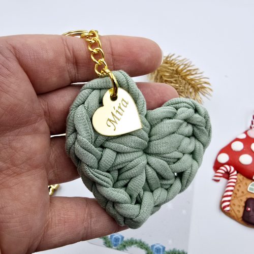 Horgolt szív kulcstartó gravírozott medállal, egyedi karácsonyi ajándékkártyán- 15 (több szín)