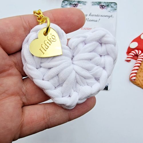 Horgolt szív kulcstartó gravírozott medállal, egyedi karácsonyi ajándékkártyán- 15 (több szín)