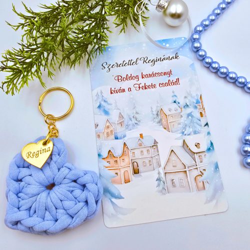 Horgolt szív kulcstartó gravírozott medállal, egyedi karácsonyi ajándékkártyán- 16 (több szín)