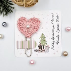   Horgolt szivecskés könyvjelző óriás gémkapoccsal, karácsonyi ajándékkártyán - 01