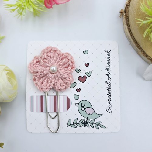 Horgolt virágos könyvjelző óriás gémkapoccsal, egyedi ajándékkártyán (20 szín)