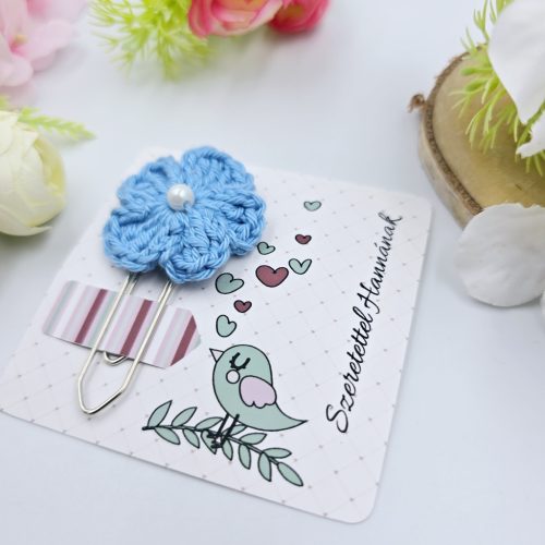 Horgolt virágos könyvjelző óriás gémkapoccsal, egyedi ajándékkártyán (20 szín)