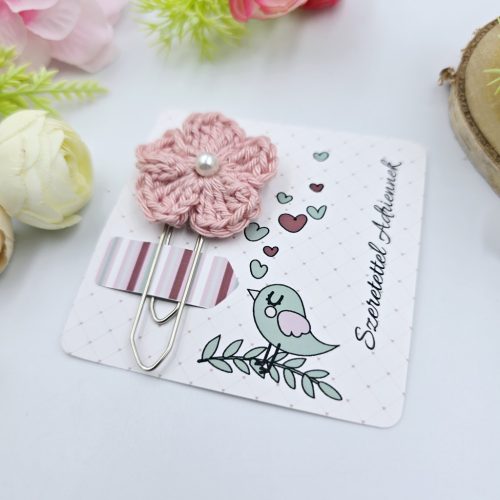 Horgolt virágos könyvjelző óriás gémkapoccsal, egyedi ajándékkártyán (20 szín)