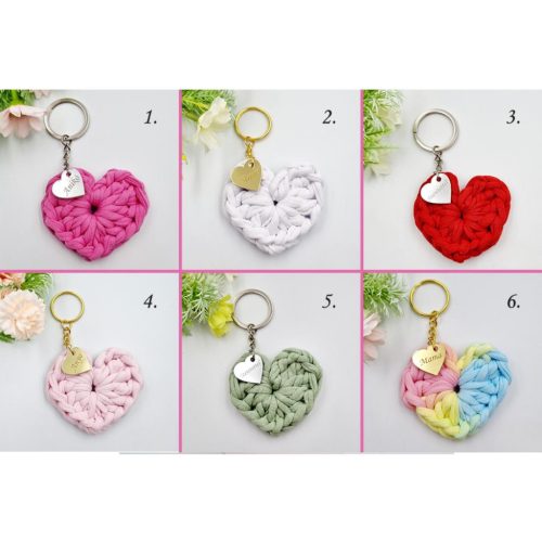 Horgolt szív kulcstartó gravírozott medállal, egyedi ajándékkártyán - 2 (több szín)
