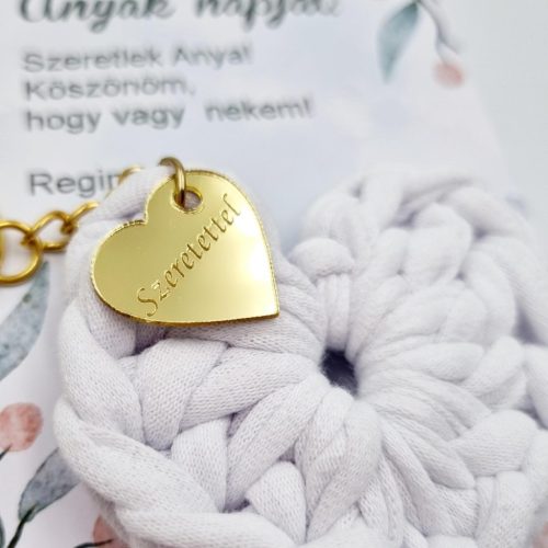 Horgolt szív kulcstartó gravírozott medállal, egyedi ajándékkártyán - 2 (több szín)
