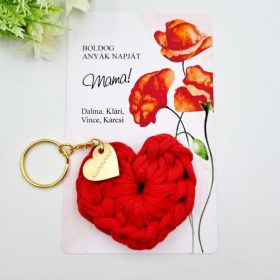 Ajándék anyák napjára, horgolt szív kulcstartó egyedi medállal, ajándékkártyával
