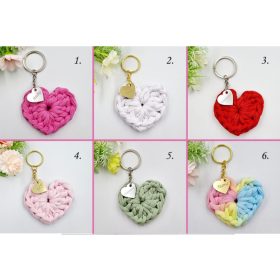 Ajándék anyák napjára, horgolt szív kulcstartó egyedi medállal, ajándékkártyával