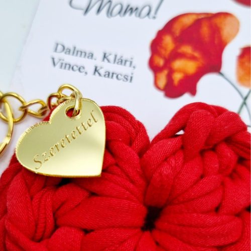 Ajándék anyák napjára, horgolt szív kulcstartó egyedi medállal, ajándékkártyával