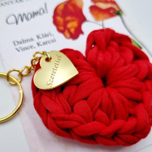 Ajándék anyák napjára, horgolt szív kulcstartó egyedi medállal, ajándékkártyával