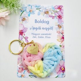 Ajándék anyák napjára, horgolt szív kulcstartó egyedi medállal, ajándékkártyával