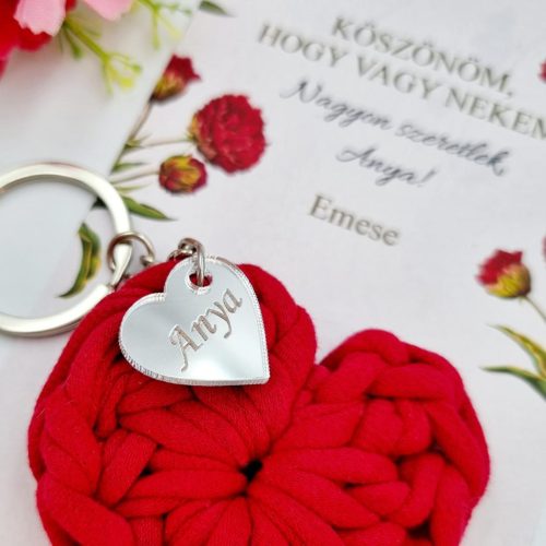 Horgolt szív kulcstartó gravírozott medállal, egyedi ajándékkártyán - 6 (több szín)