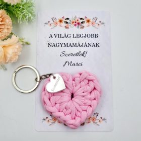Ajándék anyák napjára, horgolt szív kulcstartó egyedi medállal, ajándékkártyával