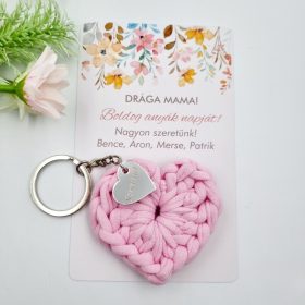 Ajándék anyák napjára, horgolt kulcstartó egyedi medállal, ajándékkártyával