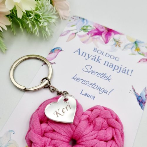 Horgolt szív kulcstartó gravírozott medállal, ajándék anyák napjára 