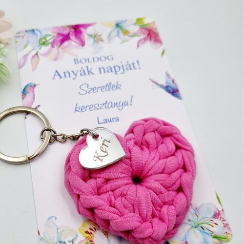 Horgolt szív kulcstartó gravírozott medállal, ajándék anyák napjára 