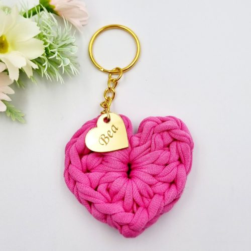 Horgolt szív kulcstartó gravírozott medállal, ajándék anyák napjára 