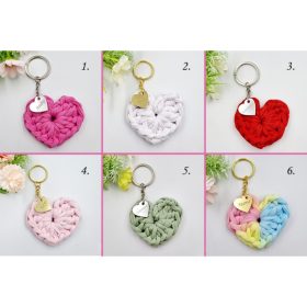 Ajándék anyák napjára, horgolt kulcstartó egyedi medállal, ajándékkártyával