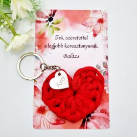 Horgolt szív kulcstartó gravírozott medállal, egyedi ajándék anyák napjára 