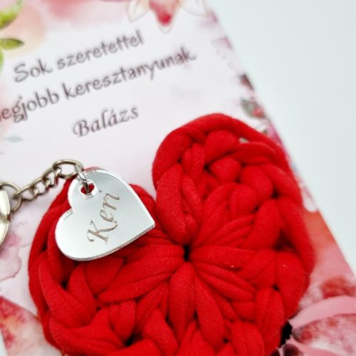 Horgolt szív kulcstartó gravírozott medállal, egyedi ajándék anyák napjára 