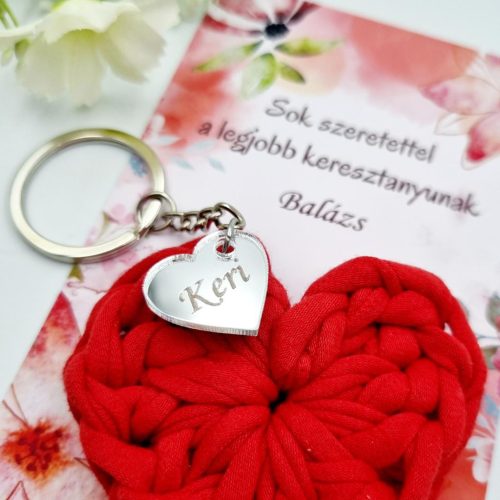 Horgolt szív kulcstartó gravírozott medállal, egyedi ajándék anyák napjára 