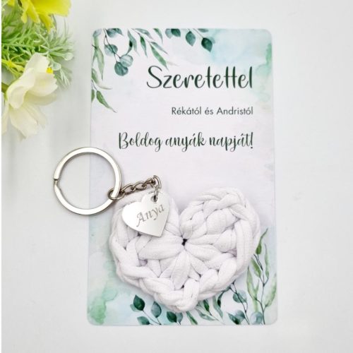 Horgolt szív kulcstartó gravírozott medállal, egyedi ajándékkártyán - 12 (több szín)