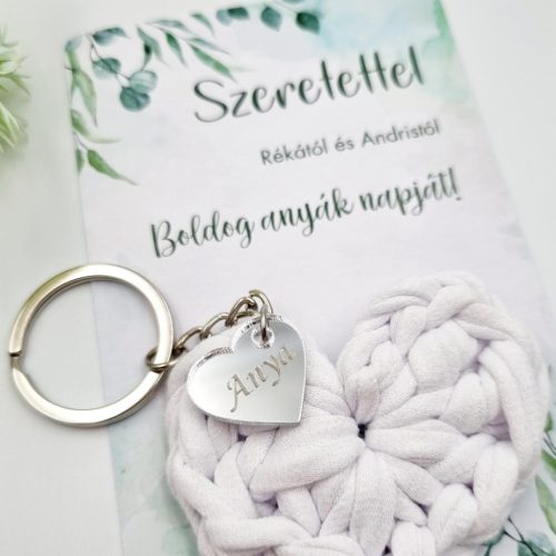 Horgolt szív kulcstartó gravírozott medállal, egyedi ajándékkártyán - 12 (több szín)