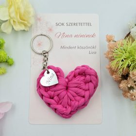 Ajándék tanító néninek, óvó néninek, horgolt szív kulcstartó gravírozott medállal, egyedi ajándékkártyán