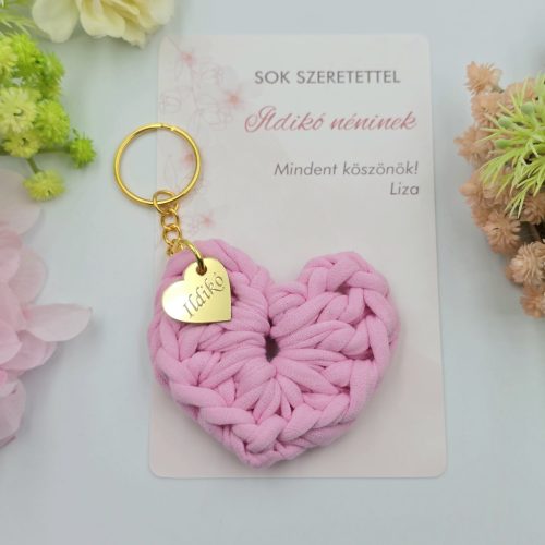 Ajándék tanító néninek, óvó néninek, horgolt szív kulcstartó gravírozott medállal, egyedi ajándékkártyán