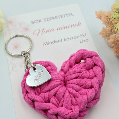 Ajándék tanító néninek, óvó néninek, horgolt szív kulcstartó gravírozott medállal, egyedi ajándékkártyán