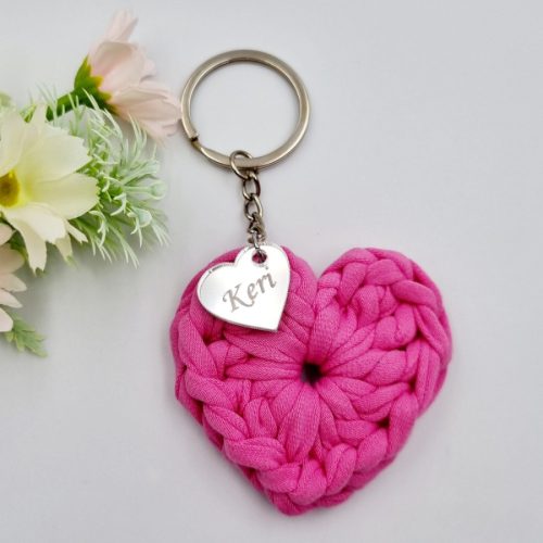 Ajándék tanító néninek, óvó néninek, horgolt szív kulcstartó gravírozott medállal, egyedi ajándékkártyán