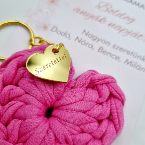 Ajándék tanító néninek, óvó néninek, horgolt szív kulcstartó gravírozott medállal, egyedi ajándékkártyán